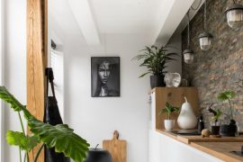 cuisine blanche avec bois plantes mur en pierres