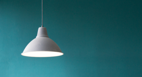 Lampe suspendu au plafond derrière un fond bleu